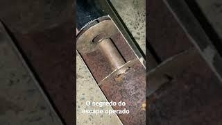 O segredo do escapamento operado