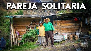 Impresionante: una PAREJA VIVE en MEDIO de la NADA entre las montañas | VIDA TRADICIONAL