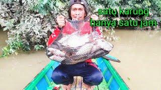 bukan kaleng kaleng...satu karung ikan hanya satu jam