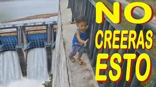 niño en la baranda de la cascada impresionante no lo creeras