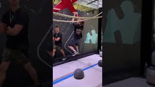 TJ struggelt mit kleinen Löchern beim Ninja Parkour #shorts