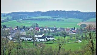 DE KASTELEN VAN OUD-VALKENBURG IN DE LENTE.