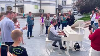Street white piano / Evgeny Khmara