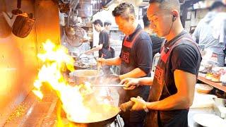 Super-crowded at midnight! Japan's too-bright stir-fry pot swinging kitchen is amazing.