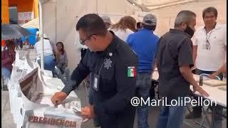 Decenas de personas hacen fila en la casilla especial en una plaza comercial al sur de la ciudad