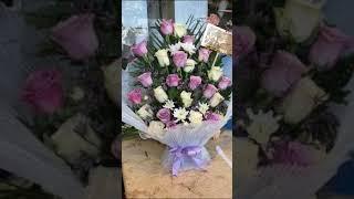 تنسيق باقه ورد على قاعده ورد طبيعي موف وابيض بشكل جميل وحلو مره @user-sq9nf5wo2k