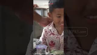 Bocah Ini Malah Nangis Saat Dapat Makan Siang Gratis "Ingat Bapak dan Ibu"