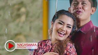 Fitri Carlina - Musim Hujan Musim Kawin (Official Music Video NAGASWARA) #dangdut