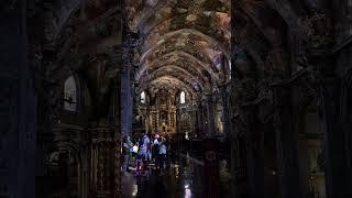 ️ The Church of San Nicolás boasts stunning Baroque interiors with vividly detailed frescoes