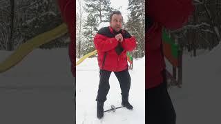 имитация приседаний с резинкой вместо ш штанги