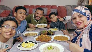 تحدي اكل /مع لمه العيله على فطار يوم الاجازه طبليه الملوك فول وفلافل وبابا غنوج بتنجان وفلفل حكينا