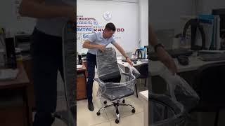 Вручаем новое кресло за отличный результат в работе Ринату Нургалееву! ФОРУМ Недвижимость Челябинск