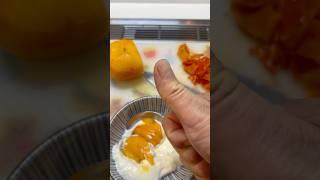 柔らかい柿は凍らして皮を剥くとヨーグルトに合う Freezing softened persimmons become easier to peel and go well with yogurt