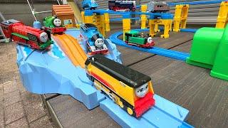 Thomas the Tank Engine Plarail  A bumpy log course that splits into three sections!