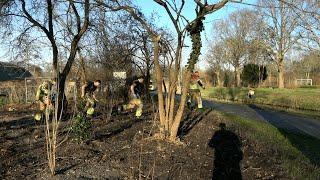 PRIO1/A0 | Melding REANIMATIE Brandweer rent door struiken naar reanimatie melding op een fietspad