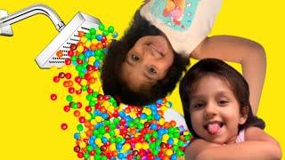 Memel e Lilica no chuveiro mágico de M&M's  Kids Pretend Play Magic Shower والدش السحري !!!