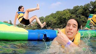 QUEM CAIU MAIS? AVENTURA NO PARQUE AQUÁTICO GIGANTE!  Muita Diversão no Lago com a Mamãe Fabi