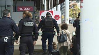 Polícia atira em mulher que fazia 'ameaças' em estação em Paris | AFP