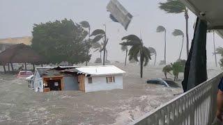 Footage of destruction in USA! Huge waves and hurricane bombard homes in Louisiana