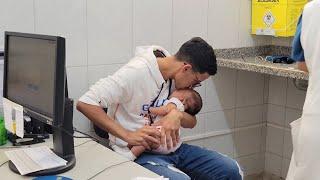Manu tomou a vacina de 2 meses - mãe aos 14 | pai aos 18