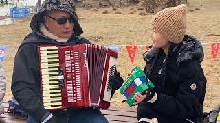 Accordion手风琴女孩带上小绿公园盘大爷，一首《碦秋沙》换大爷的昂贵手风琴，大爷听完二话不说要换琴#李楚然手风琴 #手风琴演奏家公园盘大爷 #手风琴