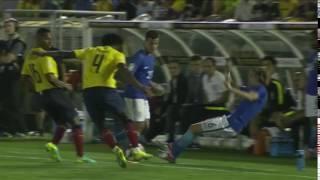 Filipe Luis e Coutinho se chocam na Copa America