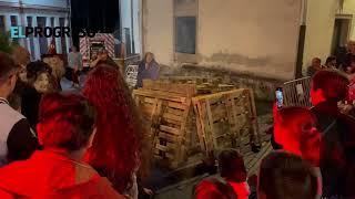 Las meigas de la escuela de teatro de Vilalba encienden la hoguera en la Praza de San Xoán