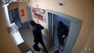 В Новосибирске на улице Одоевского два парня в балаклавах раскурочили лифт, а также