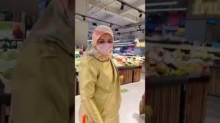 Siti Nurhaliza beli buah pun cantik! 