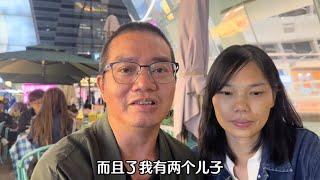 微笑的亲姐姐和香港男朋友一起逛街，双方互相赠送对方礼物，微笑姐姐的男朋友还向微笑姐姐表忠心，微笑希望姐姐和姐夫好好的幸福下去！