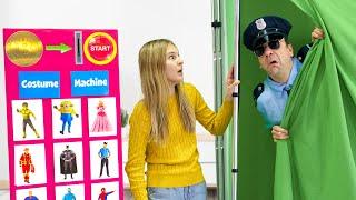 Amelia, Avelina & Akim help the Police in the pretend play shop