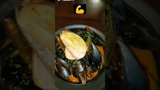 Black Lip Mussels - Sandringham Hotel #shorts #food #mussels #seafood  #review #viral #garlic