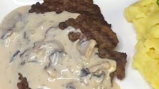 Pleskavic me Sosë Kepurdha oh sat shishme behenFrikadellen mit Champignon Sauce 