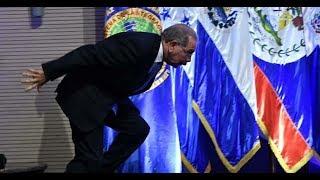 Presidente Medina casi cae al suelo cuando disponía a tomarse foto oficial SICA