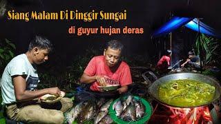 SIANG MALAM DI TEPI SUNGAI, DIGUYUR HUJAN DERAS DAN GEMURUH