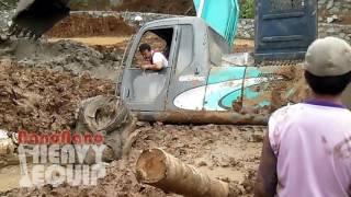 Kobelco stuck in the mud and try to release with 3 different method but still failed