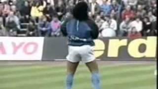 Maradona palleggia e si riscalda a ritmo di  Live is life - Opus.flv