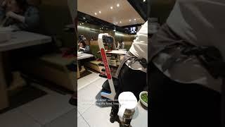 伦敦海底捞可爱的送餐机器人 Food delivery robot at Haidilao Hotpot London