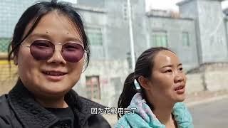 丈母娘连线远嫁女儿，兄弟姐妹六个齐聚一堂，场面热闹，浓浓亲情