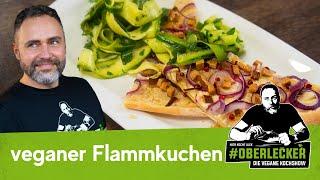 Veganer Flammkuchen mit einem frischem Salat aus Zucchinistreifen. Ein genial, leckeres Rezept!