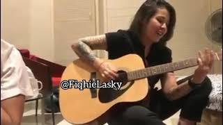 Mba Cikal Rambu Bassae jago main gitar lagu Iwan fals Bento Asikkkk asik