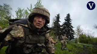 Un cohete ruso pilla por sorpresa a soldados ucranianos mientras cavan trincheras a 50 metros