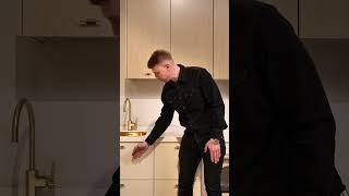 Экономьте пространство на кухне — устанавливаем П-образные шкафы под мойку!  #мебельназаказ