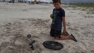 Achamos um ventilador enterrando na areia da praia!!!