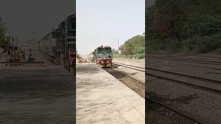 GEU-40 9019 leading Pakistan express #pakistan #train #railway  #pakistanrailway #indianrailways