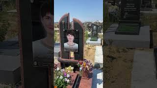 Женский памятник с двумя стелами | Жіночий памʼятник з двома стелами