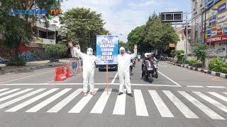 Aksi Warga Solo Pakai Hazmat di Tengah Jalan