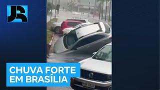 Forte chuva atinge Brasília (DF) e provoca estragos neste sábado (19)