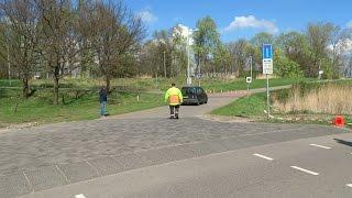 Automobiliste negeert verkeersregelaar en rijdt door wegafzetting bij Rokjesdagloop Amsterdam