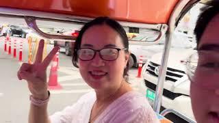 Cả nhà đi xe tuk tuk ở Bangkok (Thái Lan)